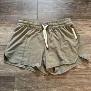 Vuori 2.0 Clementine 4” Shorts Green Size Small *read*